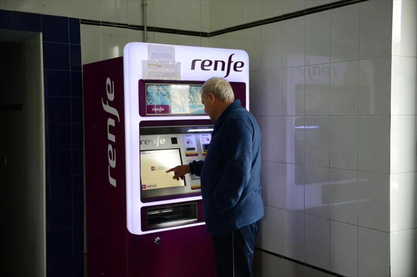Renfek izena eta telefono zenbakia jakinaraztera behartuko du txartel bat erosten duen erabiltzaile oro