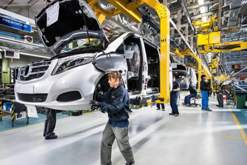 Gaur itzuli dira lanera Volkswageneko eta Mercedeseko langileak
