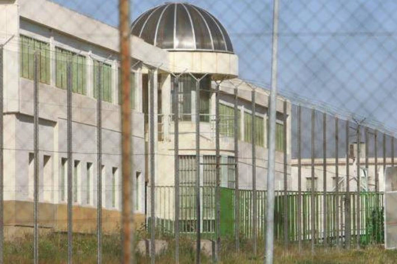 Koronabirusak kutsatutako presoen datuak ezkutatzen ari direla salatu dute