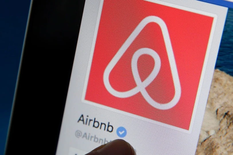 Airbnb multinazionalak 1.900 langile kaleratu ditu, plantilla osoaren laurdena