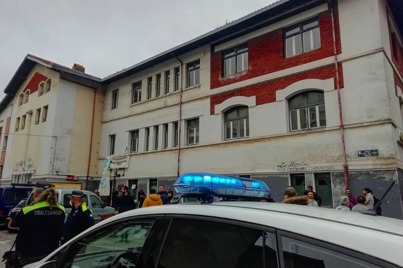 Itzubaltzeta III gaztetxea desalojatu dute agindu judizialik gabe