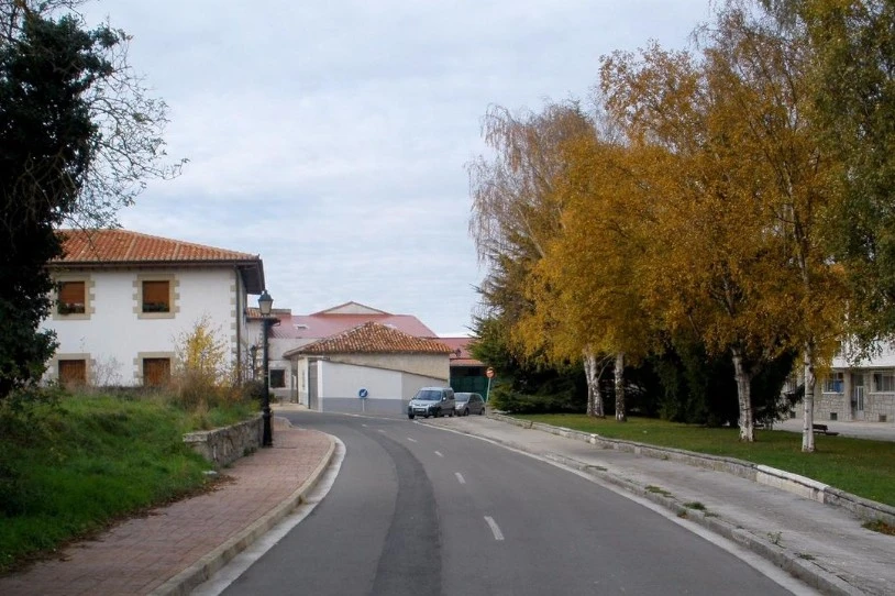 Gizon batek emazteari eta alabari egin die eraso Gasteizen