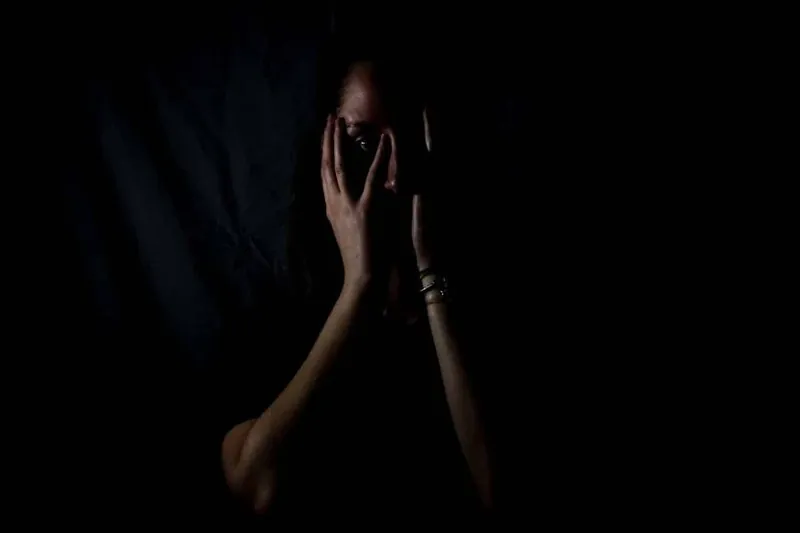 Emakume bat kolpatu, lotu eta autoko maletategian bahitu du haren bikotekide ohiak Trapagaranen