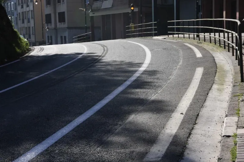 Emakume bati eraso egin dio gizonezko batek, Lezon