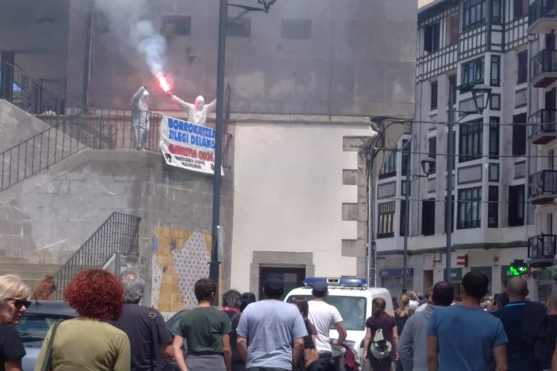 Patxi Ruizen borrokaldiarekin bat eginez, presoen egoera salatu eta amnistiaren aldeko aldarria kaleratu zuten atzo Ondarroan