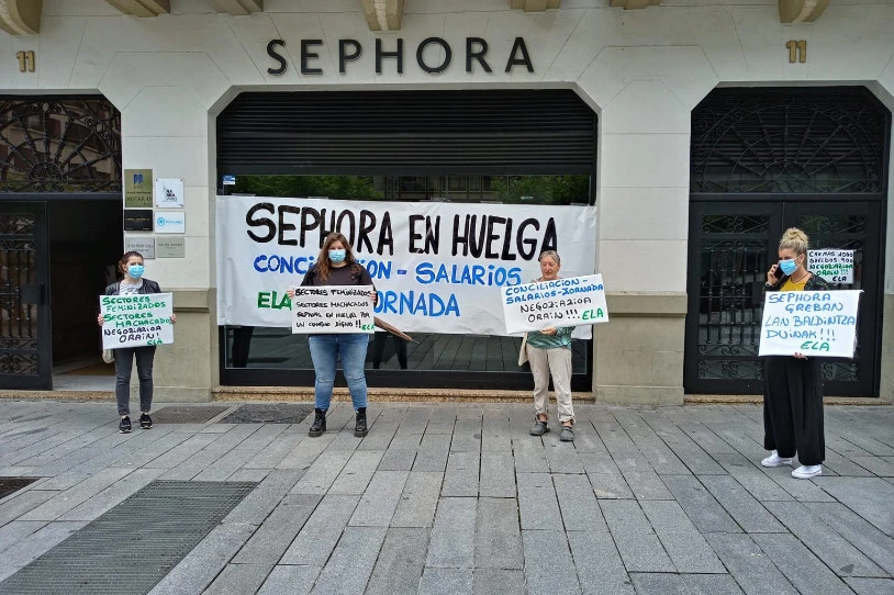 Greba mugagabean jarraitzen dute Iruñeko Sephorako langileek
