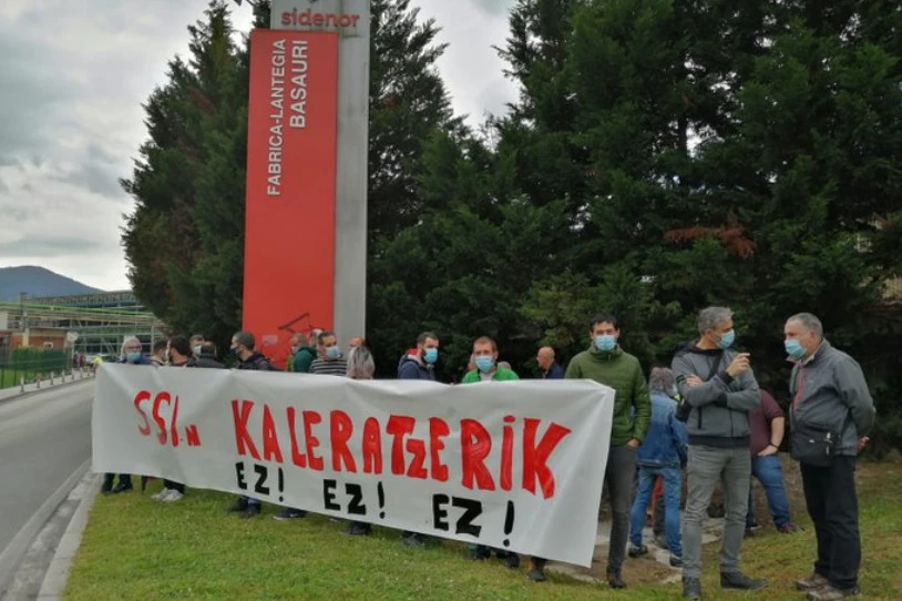 Kaleratzeen aurkako mobilizazioa egin dute SSIko langileek Basauriko lantegiaren aurrean