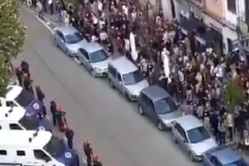 Poliziaren kargak eta atxilotu bat Bilbon, Voxen mitinaren aurkako protestan