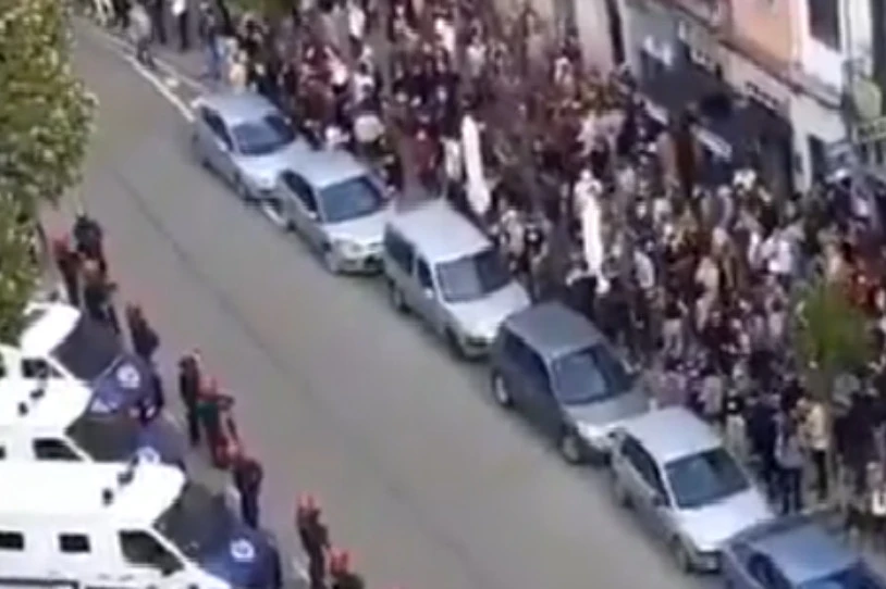 Poliziaren kargak eta atxilotu bat Bilbon, Voxen mitinaren aurkako protestan