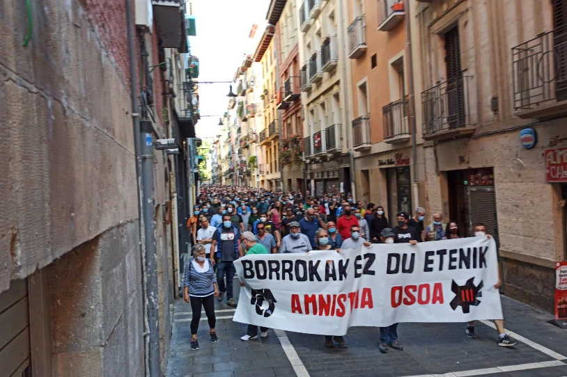 Amnistiaren aldeko manifestazioa egin zuten atzo Iruñean