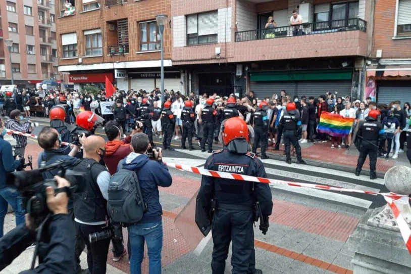 Ertzaintzaren kargak eta manifestari ikertuak Sestaon eta Irunen, Voxen aurkako protestetan