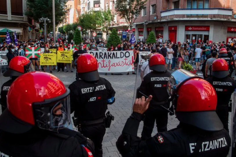 Ertzaintzaren kargak eta bost atxilotu Barakaldon, Voxen aurkako protestan