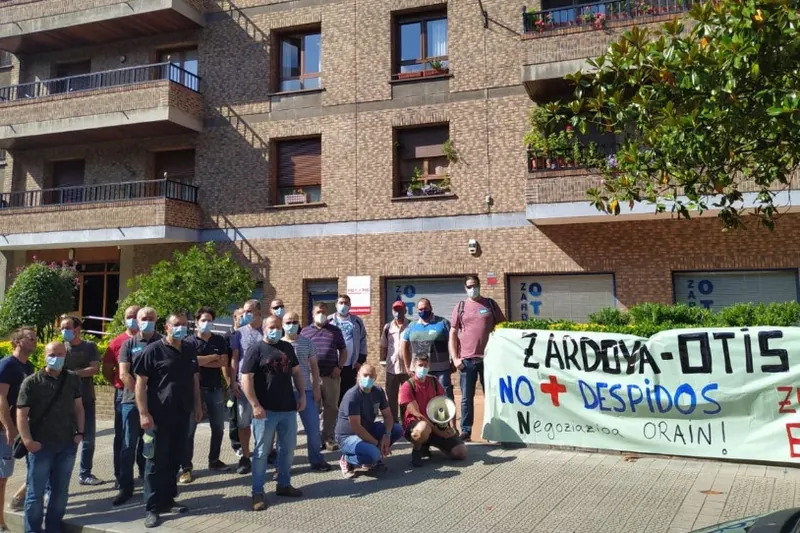 Greban daude Zardoya-Otiseko langileak, 16 kaleratze salatzeko