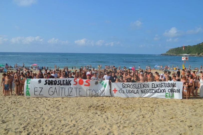 Protestan ari ziren Zurriolako sorosleei pankarta kendu eta isuna jarri diete udaltzainek