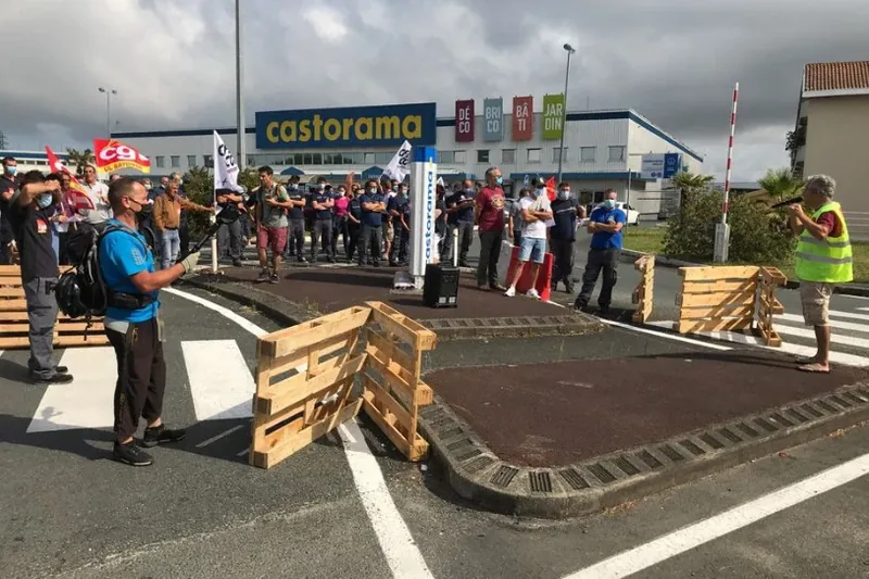 Greban dira Angeluko Castorama saltokietako langileak