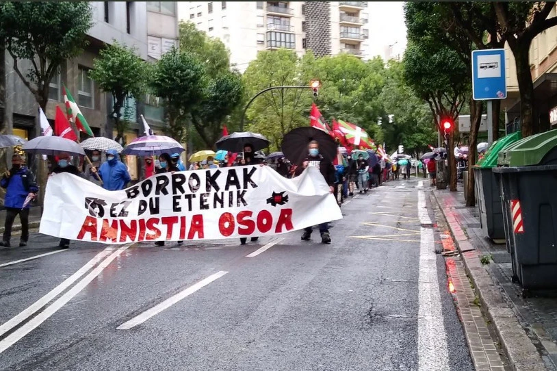 Amnistiaren aldeko manifestazioa egin zuten igandean Bilbon