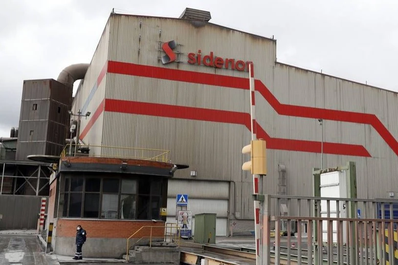 Sidenor enpresak lantalde osoari eragingo dion lan-erregulazio txostena aurkeztu du