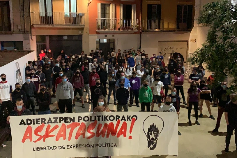 "Adierazpen politikorako askatasuna" aldarrikatu, eta Lucio Urtubiaren oroigarri bat jarri dute Lizarran Sugarra gaztetxeko kideek