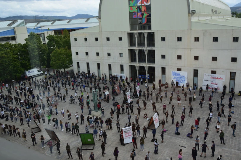 Iruñean ere 'Ondorioak ez ditzala langile klaseak ordaindu!' lelopean mobilizatu dira 1.200 ikasle