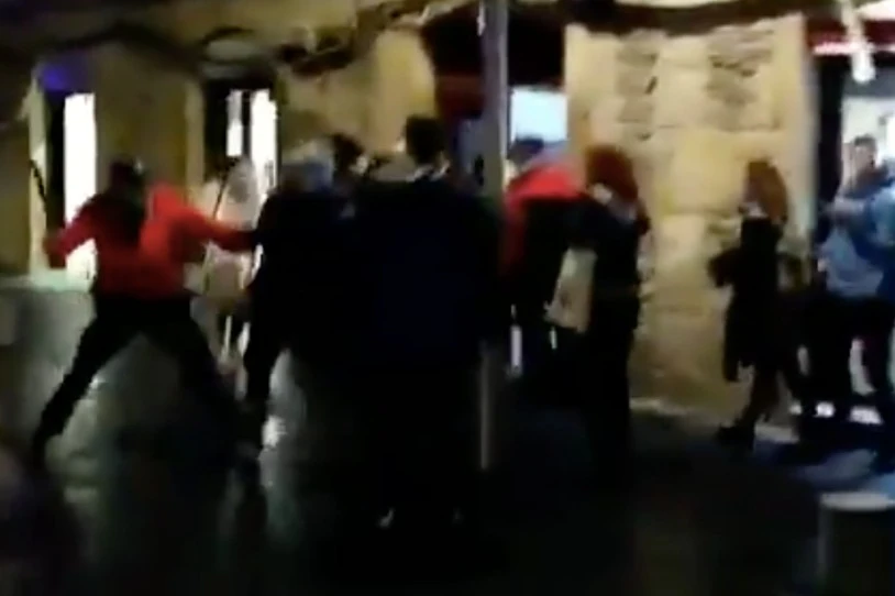 Gazte talde bat jipoitu eta lagun bat atxilotu du Ertzaintzak Irunen