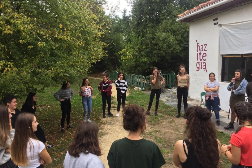 IAk urriaren 12ko Herri Eskolen deialdiak argitaratu ditu