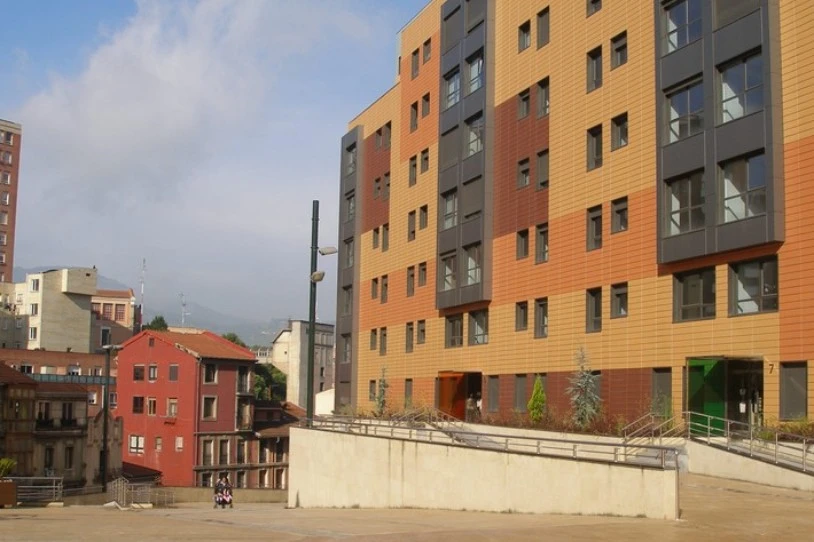 Gizon bat atxilotu dute Bilbon emakume bati sexu-erasoa egiteagatik