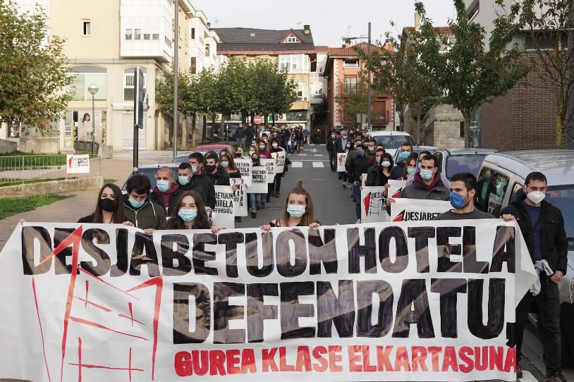 Desjabetuon Hotelaren defentsan eta klase elkartasuna aldarri, mobilizazioa izan zen atzo Legution