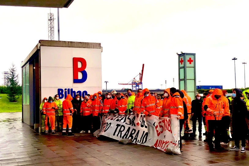 Greban ziren eta behin-behineko kontratua zuten 100 zamaketari kaleratu dituzte Bilbon