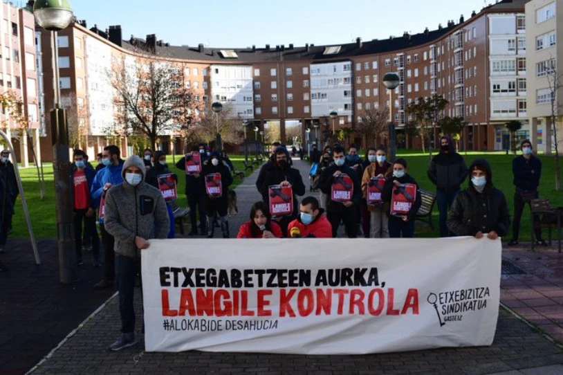 Alokabide familia bat etxegabetzekotan dela salatu du Etxebizitza Sindikatuak, Gasteizen