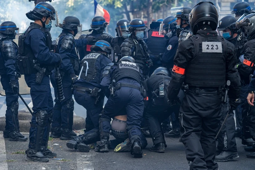 Polizia-indarkeria irudietan jasotzea eta hedatzea debekatu nahi du Frantziako Gobernuak