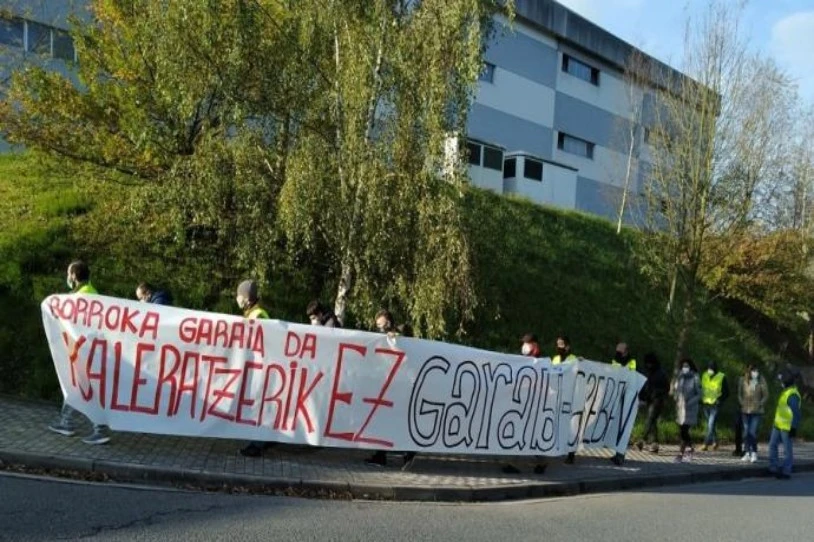 Garabiko langileek lanuzteak hasi dituzte lau kaleratzeren aurka