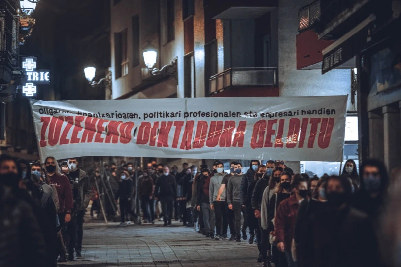 Ehunka pertsona atera dira kalera beste aste batez, "burgesiaren diktaduraren aurka"