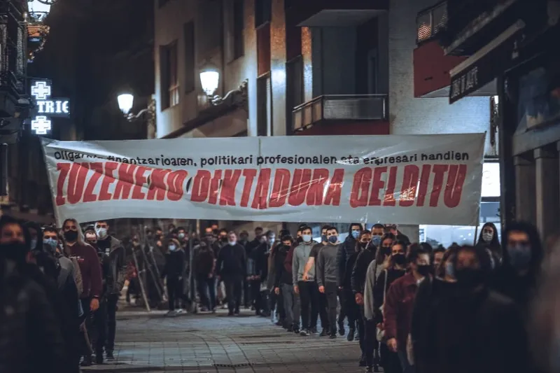 Ehunka pertsona atera dira kalera beste aste batez, "burgesiaren diktaduraren aurka"