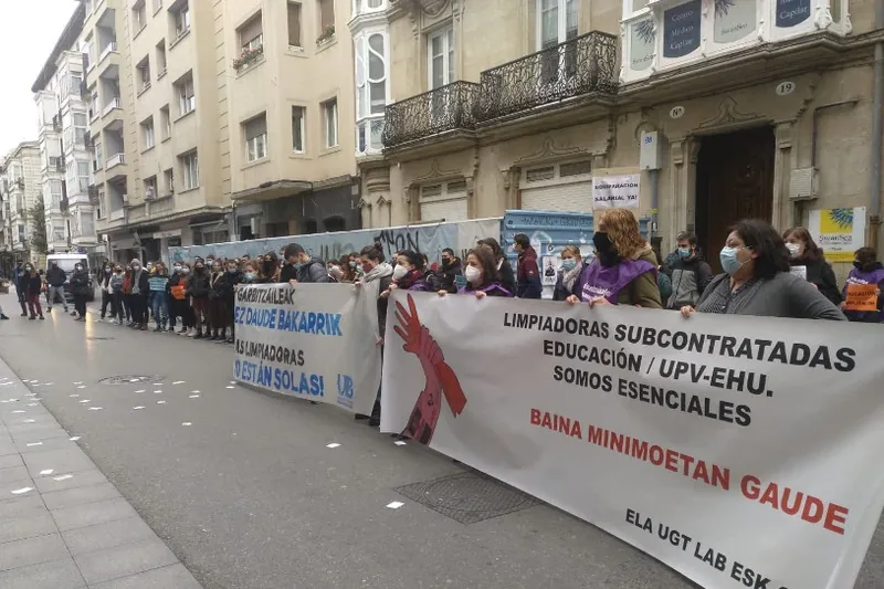 EHUko garbitzaileek protestak egin dituzte, ikasleekin batera