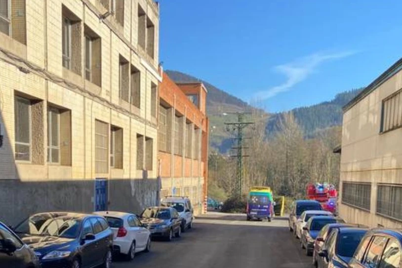 Lan-istripua izan du Elorrion teilatu bat konpontzen ari zen behargin batek