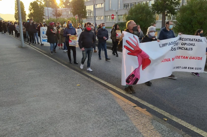 Greba egin zuten atzo hezkuntza arloko garbitzaileek