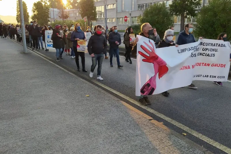 Greba egin zuten atzo hezkuntza arloko garbitzaileek