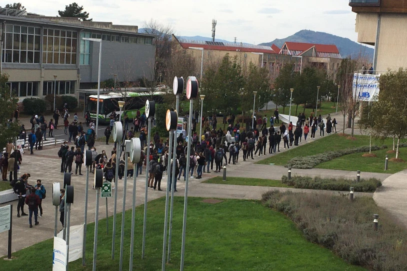 Ehunka ikasle bildu ziren atzo UIBk errektoretza hauteskundeen egunean eginiko elkarretaratzeetan