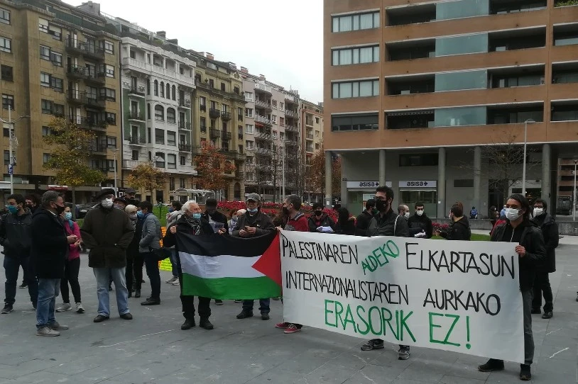 Kaxilda liburudendako auziperatuen absoluzioa eskatu eta Fadi Hassan sionista tratu txarrengatik akusatu du Fiskaltzak