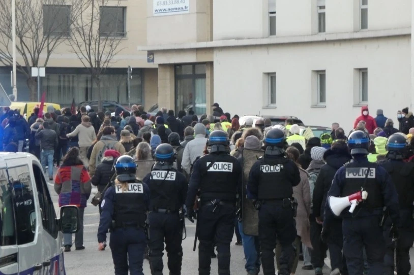 Frantziako Gobernuak berrikusi egingo du Poliziaren esku-hartzeak grabatzearen aurkako legea