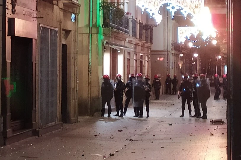 Kalez jantzitako poliziek hirugarren gazte bat atxilotu zuten atzo Donostian