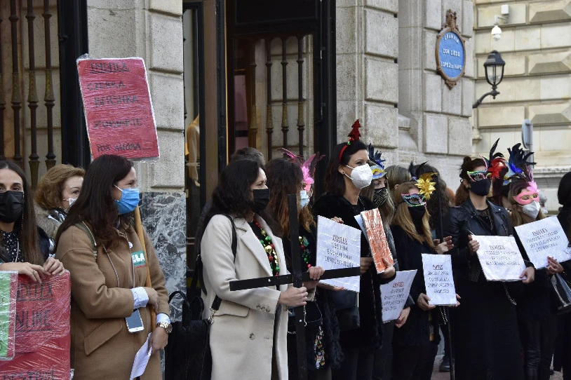 Inditexeko langileek protesta egin dute Donostian, 20 saltokiren itxiera salatzeko