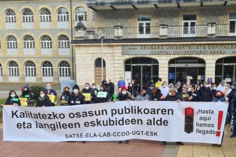 Osakidetzako langileek elkarretaratzeak egin dituzte kontratazio gehiago eskatzeko