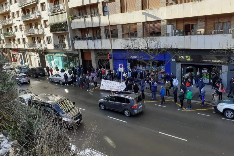 Salatu dute emakume langile bat arrazakeriagatik baztertu dutela lanpostu batetik, Lizarran