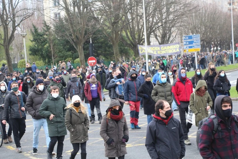 Ehunka pertsonak hartu dute kalea Donostian eta Iruñean, okupazioaren aurkako ofentsibaren aurrean, espazioen gaineko langile kontrola aldarrikatzeko