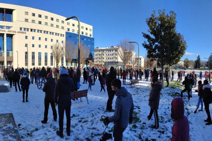 Errotxapeako Gaztetxearen aurkako epaiketa salatu dute ehunka pertsonak Iruñean