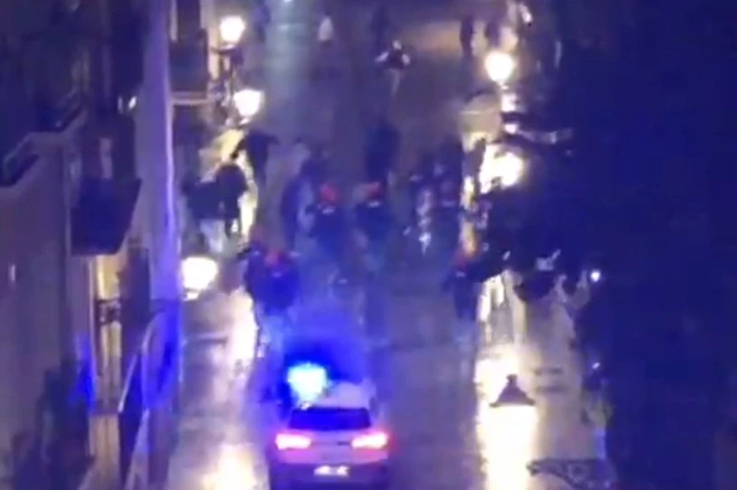 Ertzaintza gazteen aurka oldartu da gaur ere Donostiako Alde Zaharrean, eta pertsona bat atxilotu dute