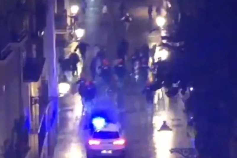 Ertzaintza gazteen aurka oldartu da gaur ere Donostiako Alde Zaharrean, eta pertsona bat atxilotu dute