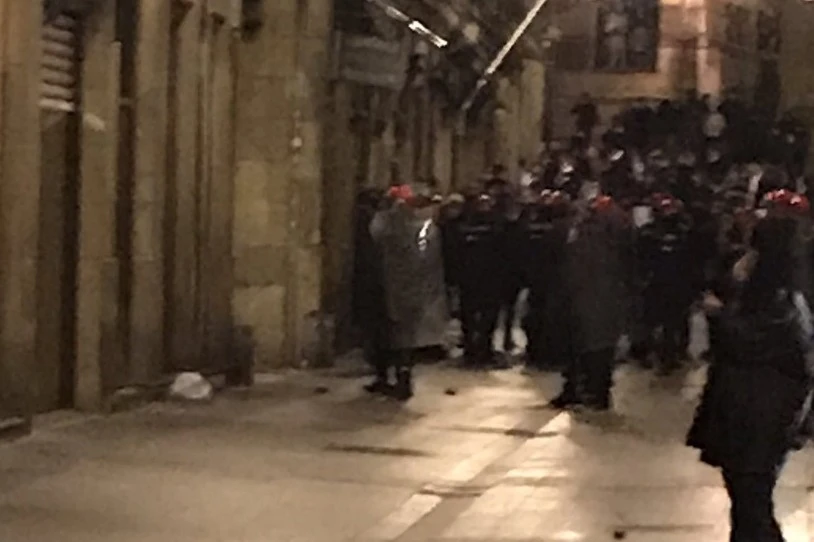 Lau atxilotu eta zaurituak Donostiako Alde Zaharrean