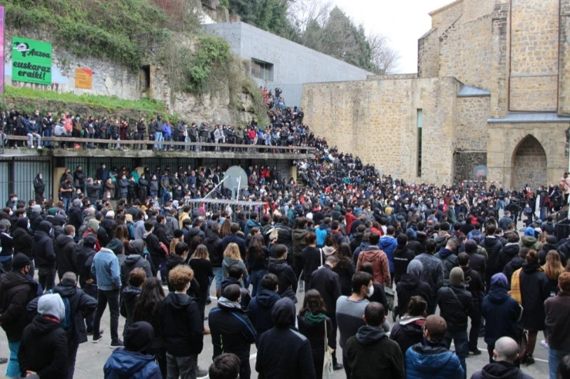 Milaka lagunek salatu dituzte Donostiako Alde Zaharraren "militarizazioa" eta "polizia-indarren errepresioa"